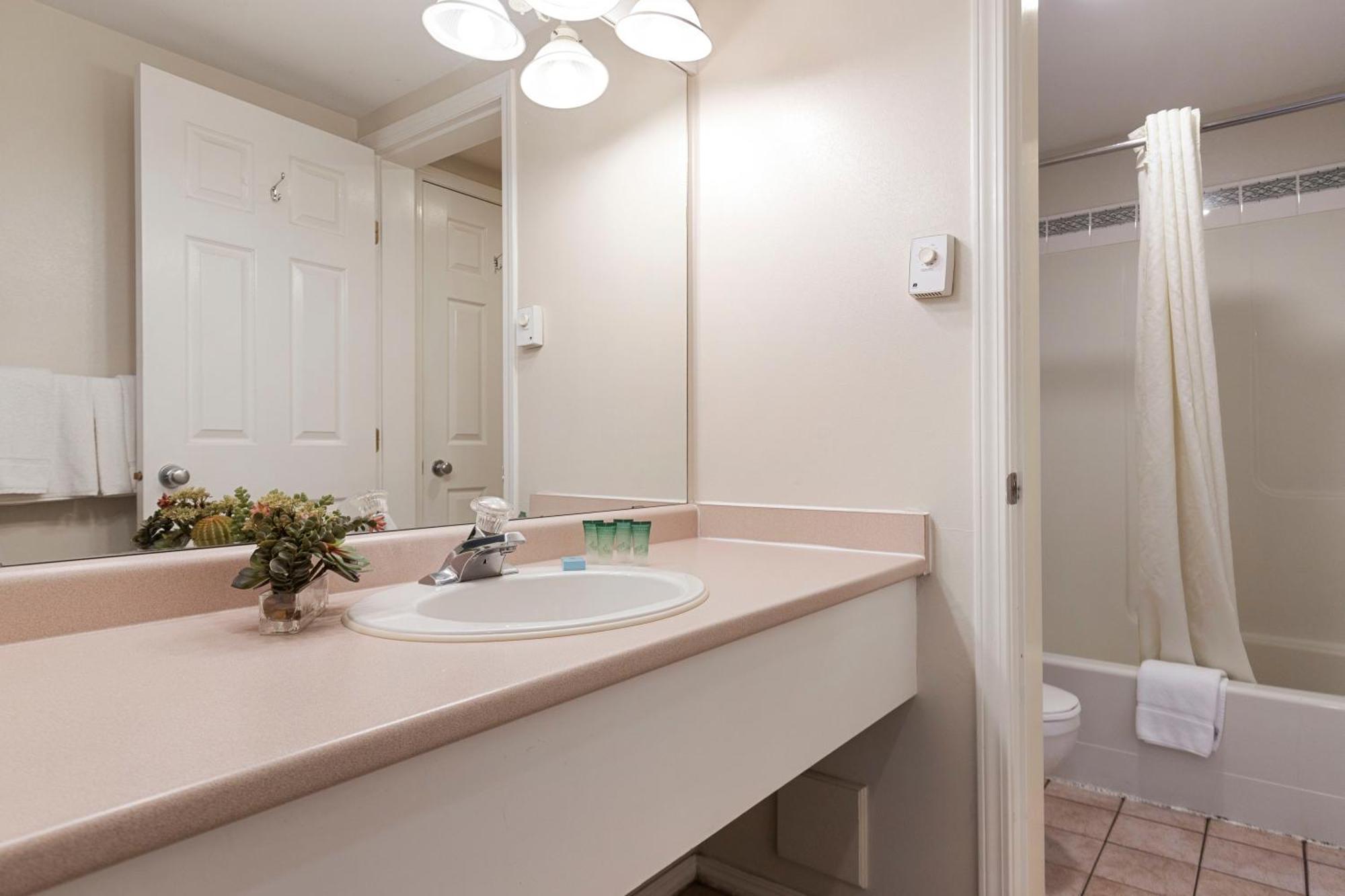 Oasis Inn Kelowna Ngoại thất bức ảnh