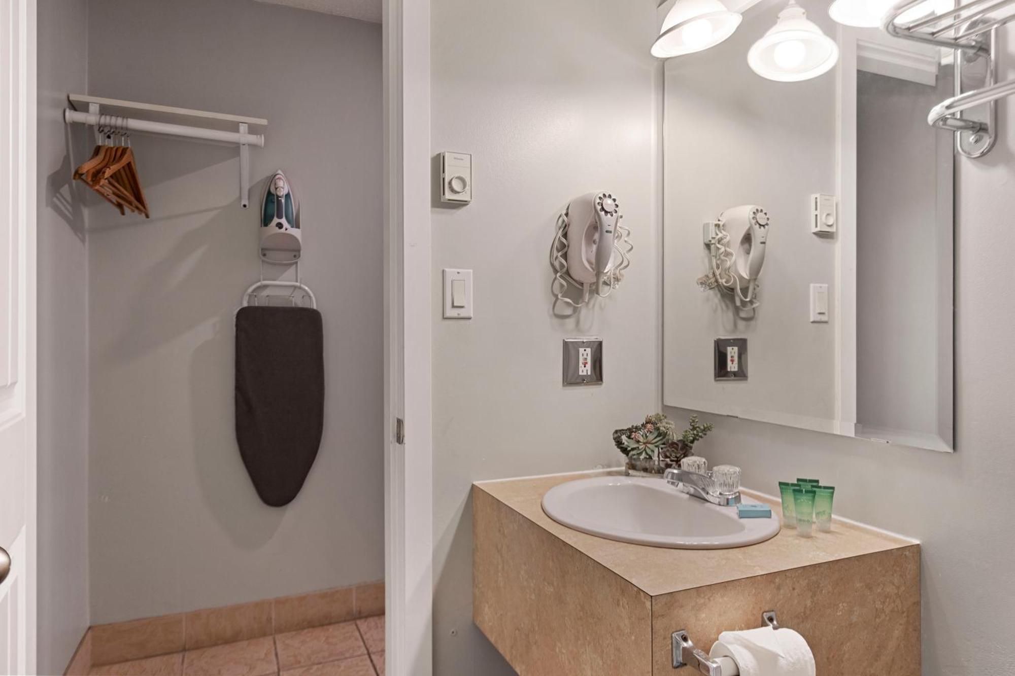 Oasis Inn Kelowna Ngoại thất bức ảnh